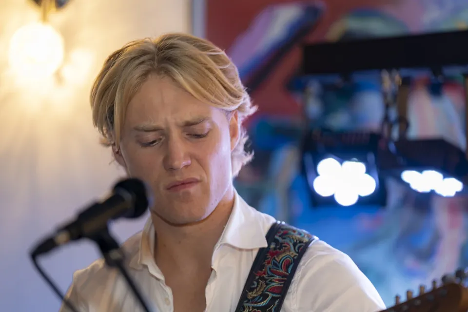 Oscar Jønsson spiller til bryllup på Himmelbjerget