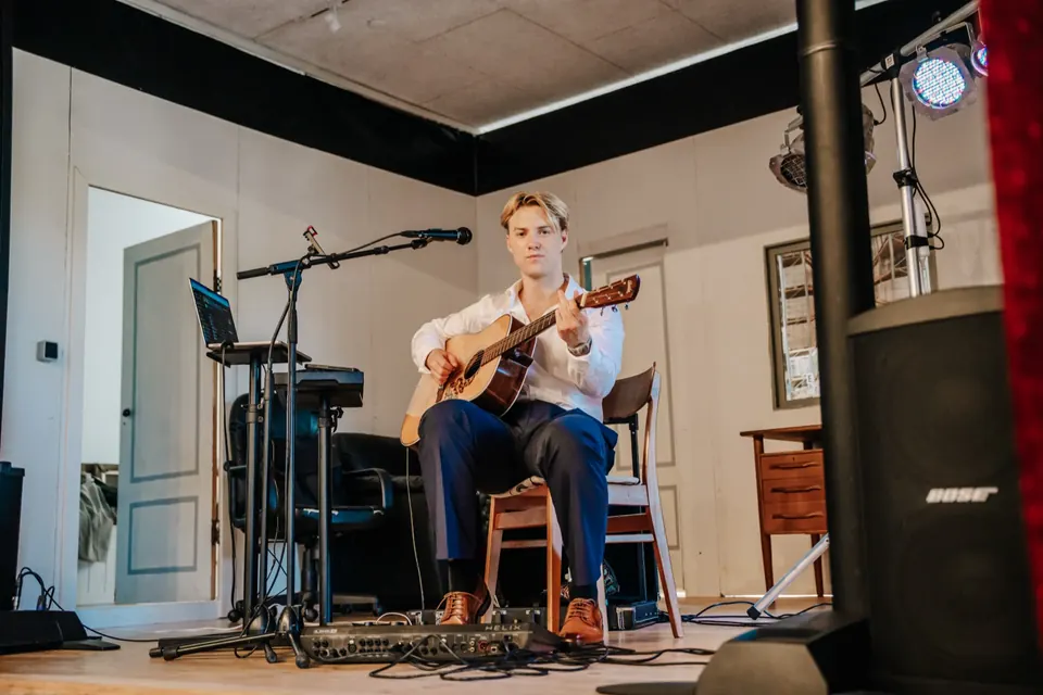 Oscar spiller guitar og synger