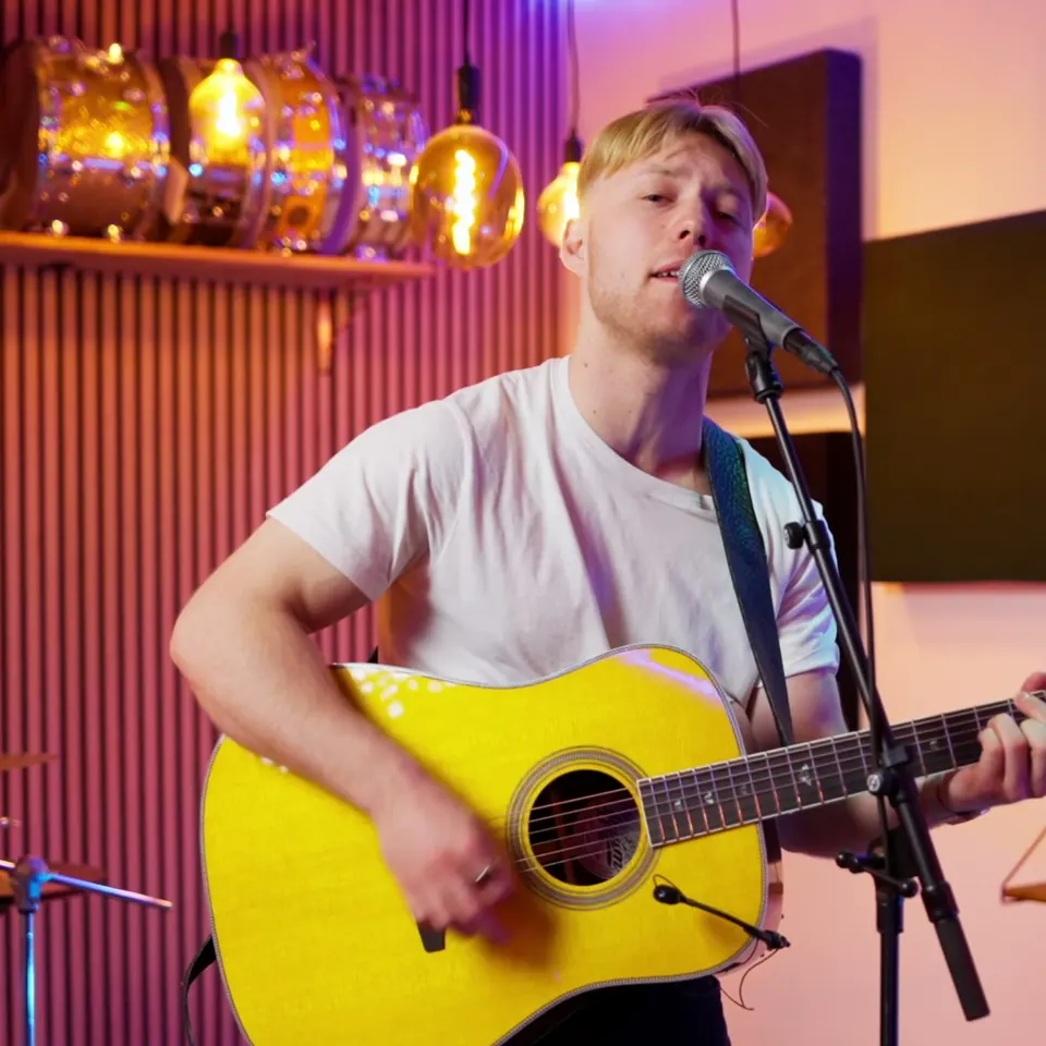 Oscar med akustisk guitar