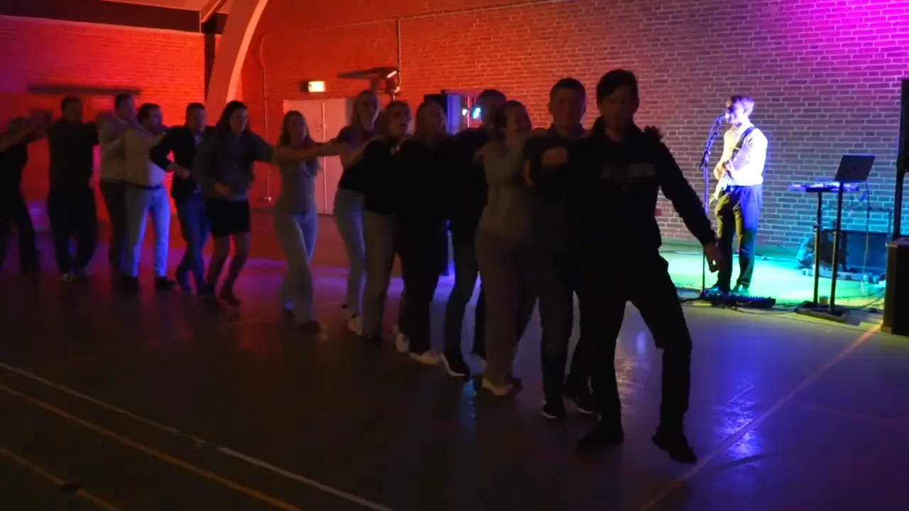 Kollegerne danser polonæse, mens Oscar spiller